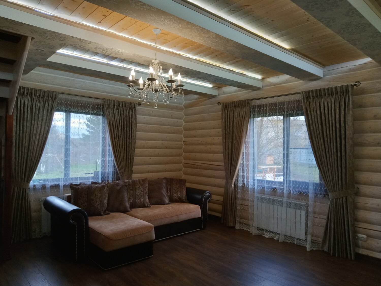 шторы в гостиную в деревянном доме, загородный дом, шторы в деревянном доме, коттедж, интерьеры деревянных домов