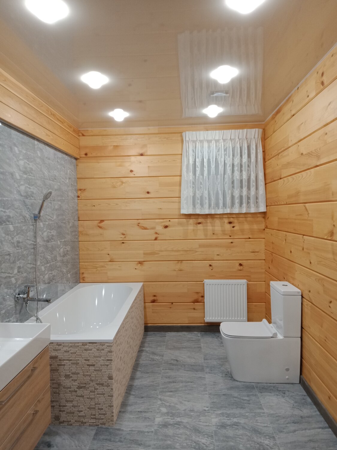 ванная комната в деревянном доме, ванная комната с деревянной отделкой, ванная с отделкой под дерево, санузел клееный брус, санузел