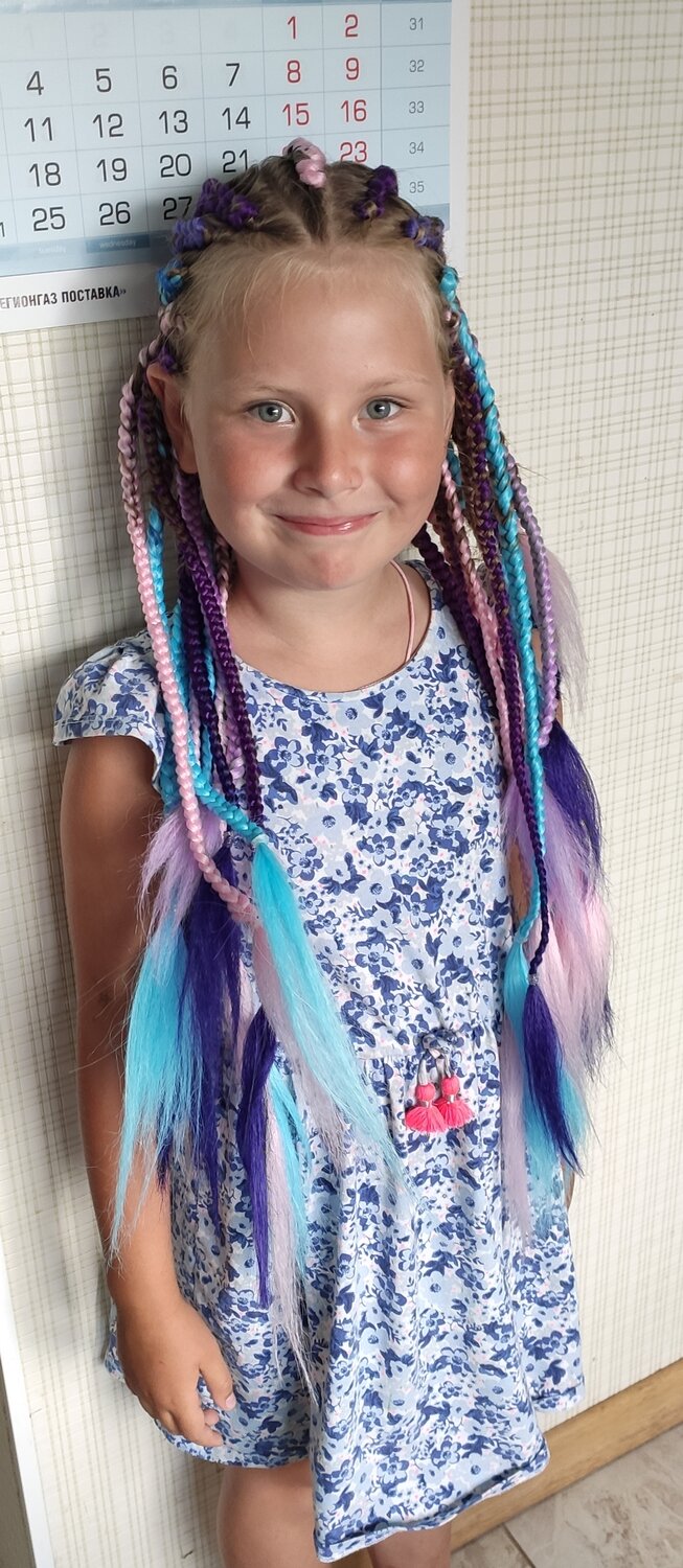 плетение кос, девочка, афрокосички на резинке, канекалон на резинке, брейды в хвост с канекалоном