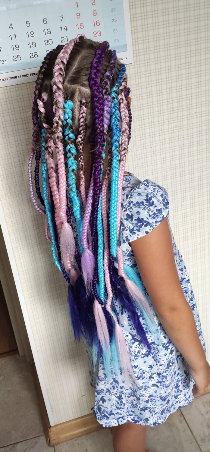косички брейды с канекалоном, джамбо косы с канекалоном, косички с разноцветными прядями, косички с разноцветными прядями из ниток, африканские косички с канекалоном детские