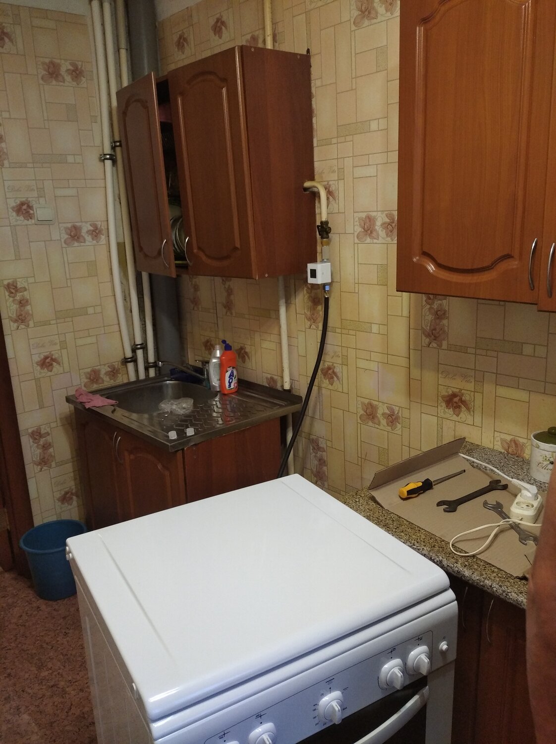 квартира, комната, советский кухонный гарнитур под дерево, газовая плита, в доме