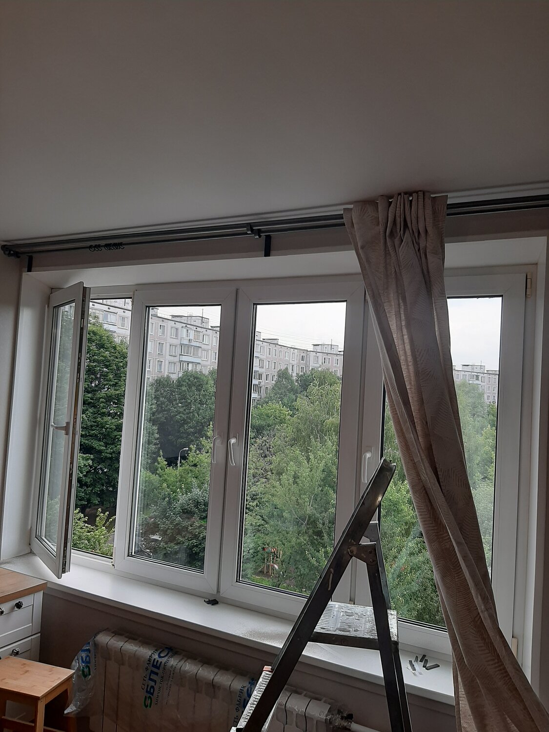 Повесить карниз на стену