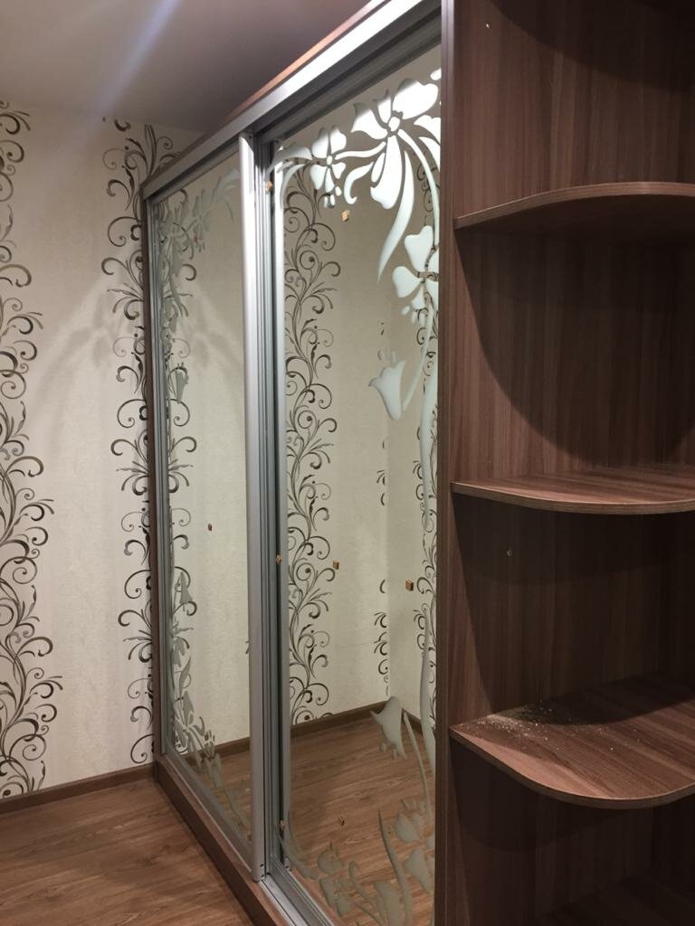 шкаф купе, шкаф купе пескоструй с полками радиусными, шкаф купе в коридор ленинградки, шкаф в прихожую, шкаф купе евро