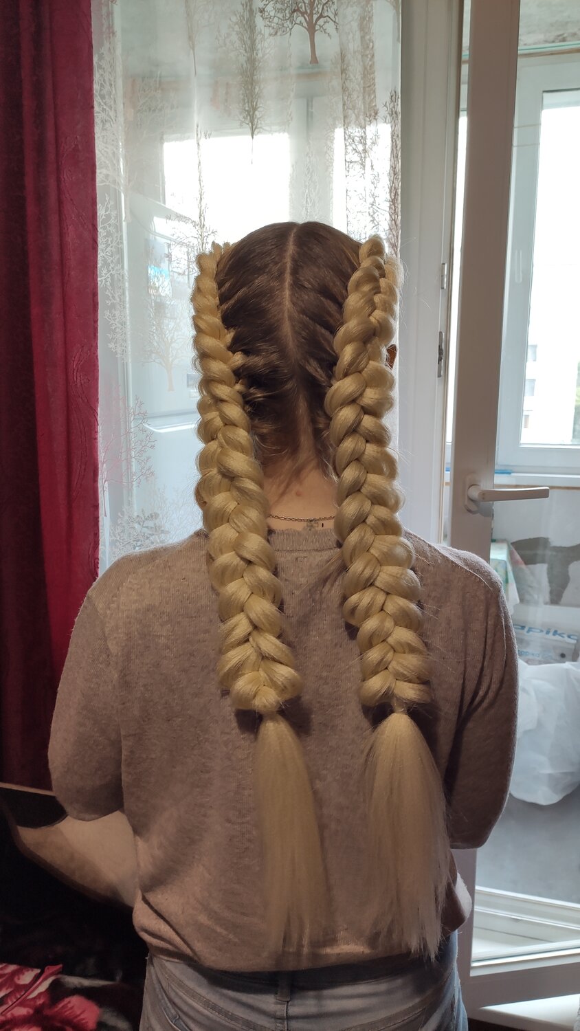 плетение кос, французские косы, французские косы много, косички с вытянутыми прядями, французские косы желтые
