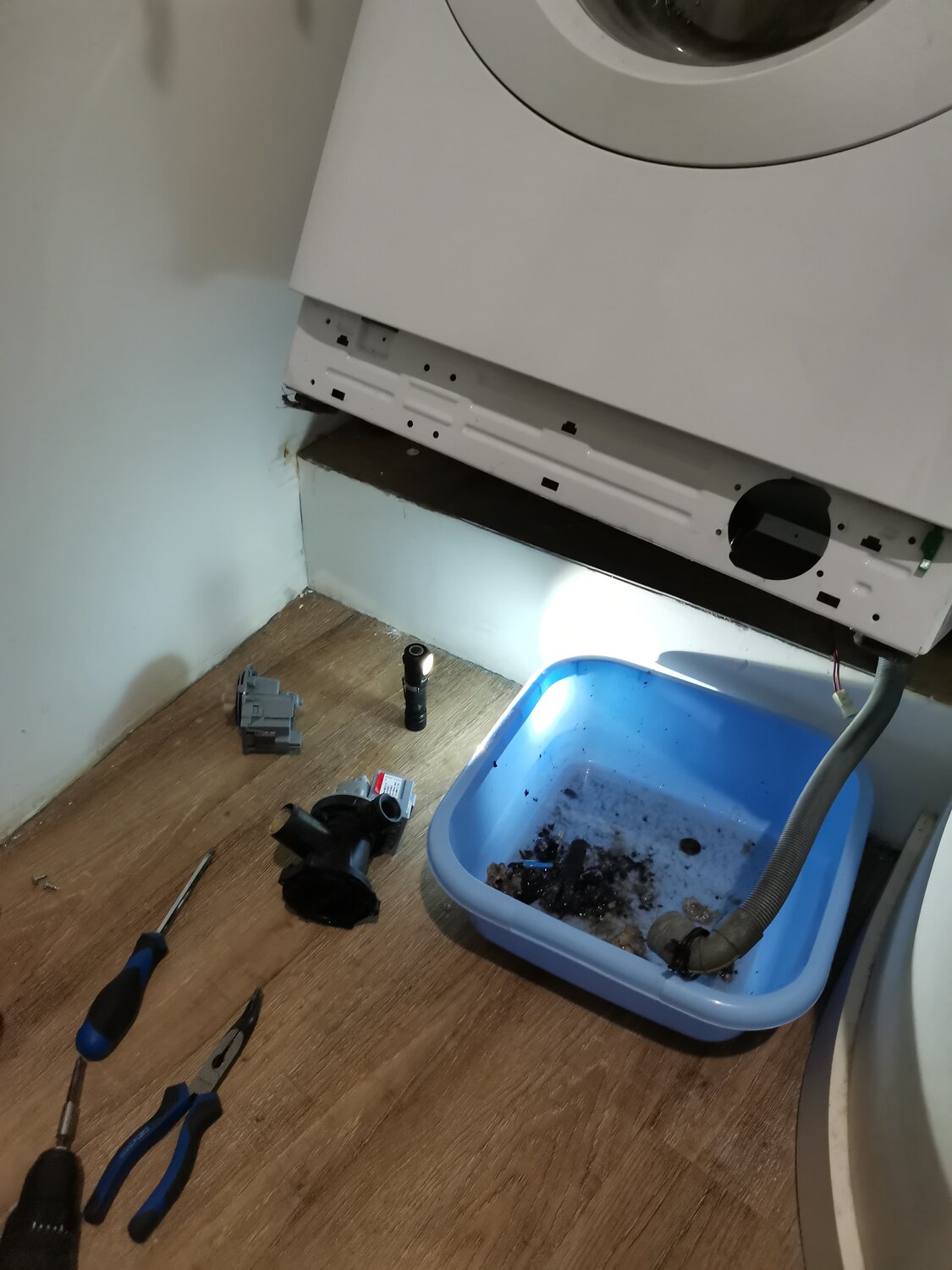 бытовая техника, стиральная машина, техника, фильтр сливного насоса indesit wisl 103, очистка фильтра сливного насоса стиральной машины lg