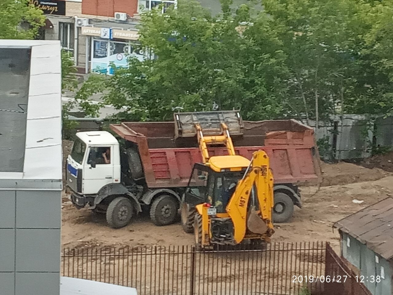 самосвал грузит погрузчик мусором, экскаватор борекс грузит самосвал, спецтехника экскаватор, спецтехника, строительная техника