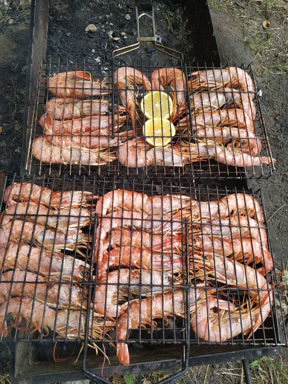 шашлык, карп на мангале на решетке, жаренные, колбаски на решетке, мангал