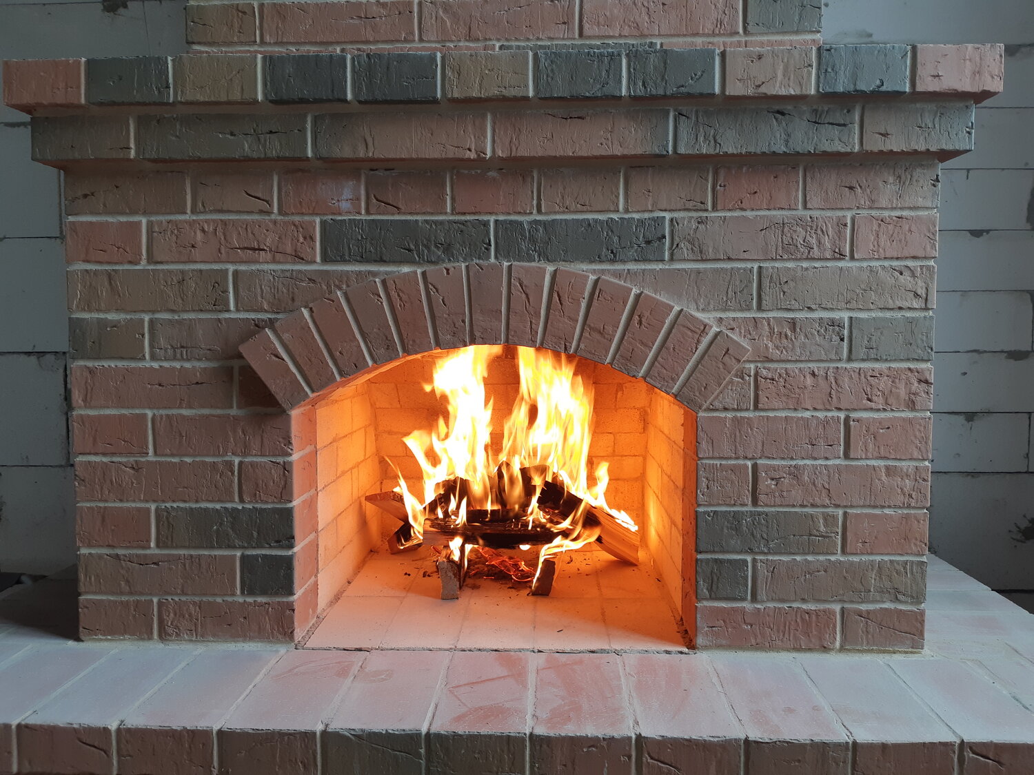 камин кирпичная кладка, камины открытого огня из кирпича, кирпичный камин с огнем, камина, кирпич для печей и каминов