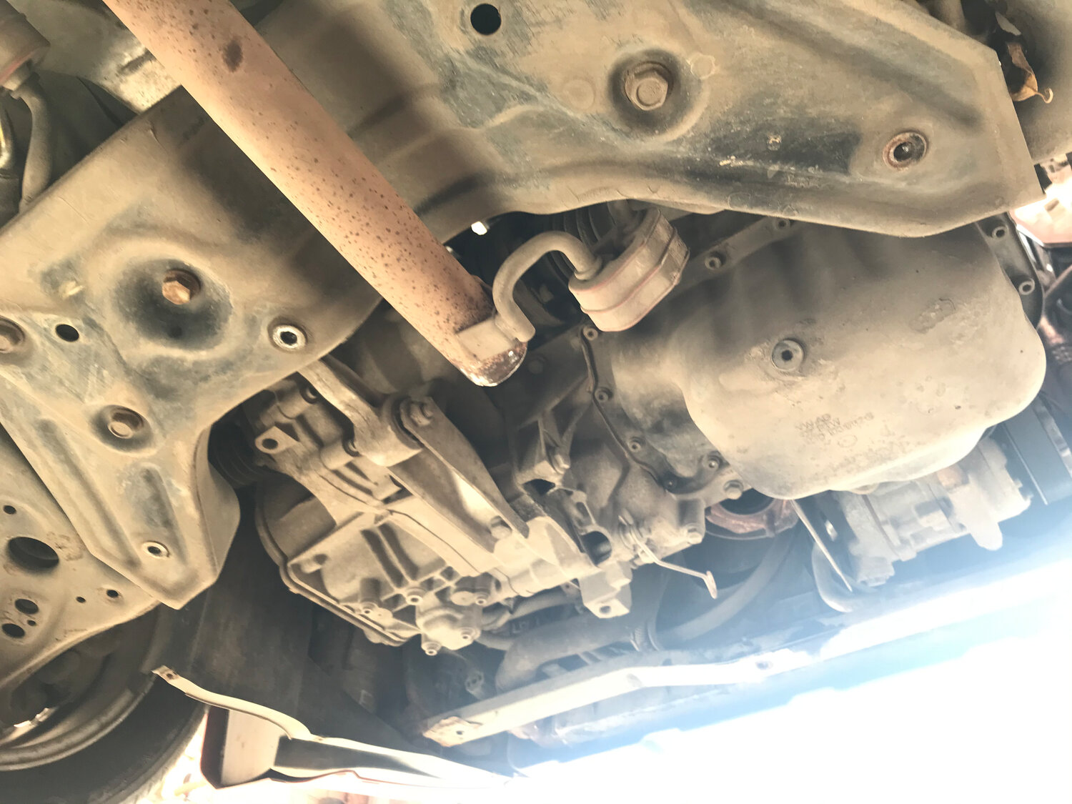 заливная пробка акпп киа соренто 2.5 дизель, акпп на киа соренто 2.2 вид снизу, замена масла в редукторе сузуки гранд витара 2.4, течь масла акпп субару, гольф mk4 полный привод