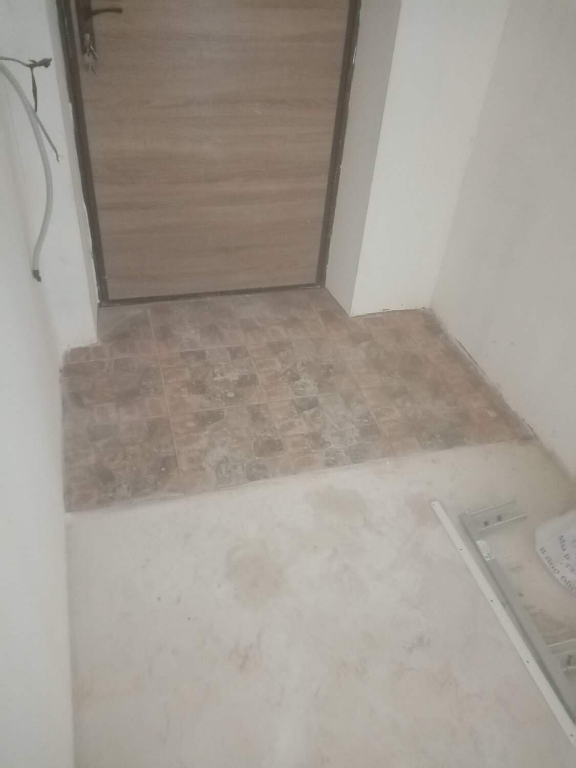 плитка и линолеум в прихожей, ламинат для коридора в хрущевке, линолеум, укладка линолеума в хрущевке в прихожей, коридор