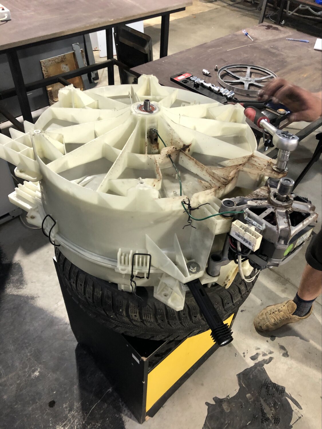 подшипник барабана стиральной машины wf8590nfw, разборный бак стиральной bosch, бак стиральной машины bosch с вертикальной загрузкой, техника, стиральная машина