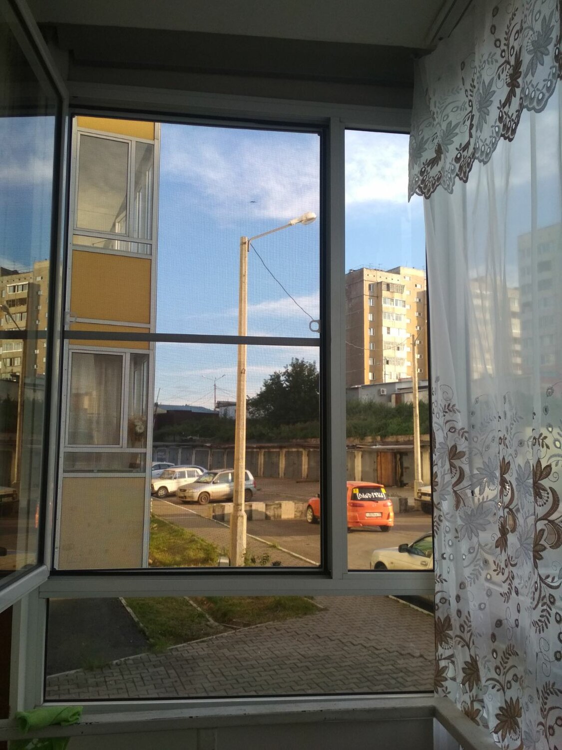 окна, балкон, вид из окна с москитной сеткой ультравью, 4 створчатое окно на балкон, остекление балконов и лоджий