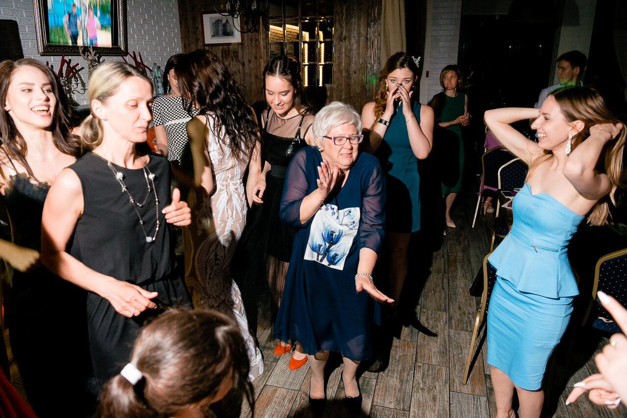 вечеринка, подружки невесты ловят букет, шумная вечеринка, дорогая вечеринка, закрытые женские вечеринки