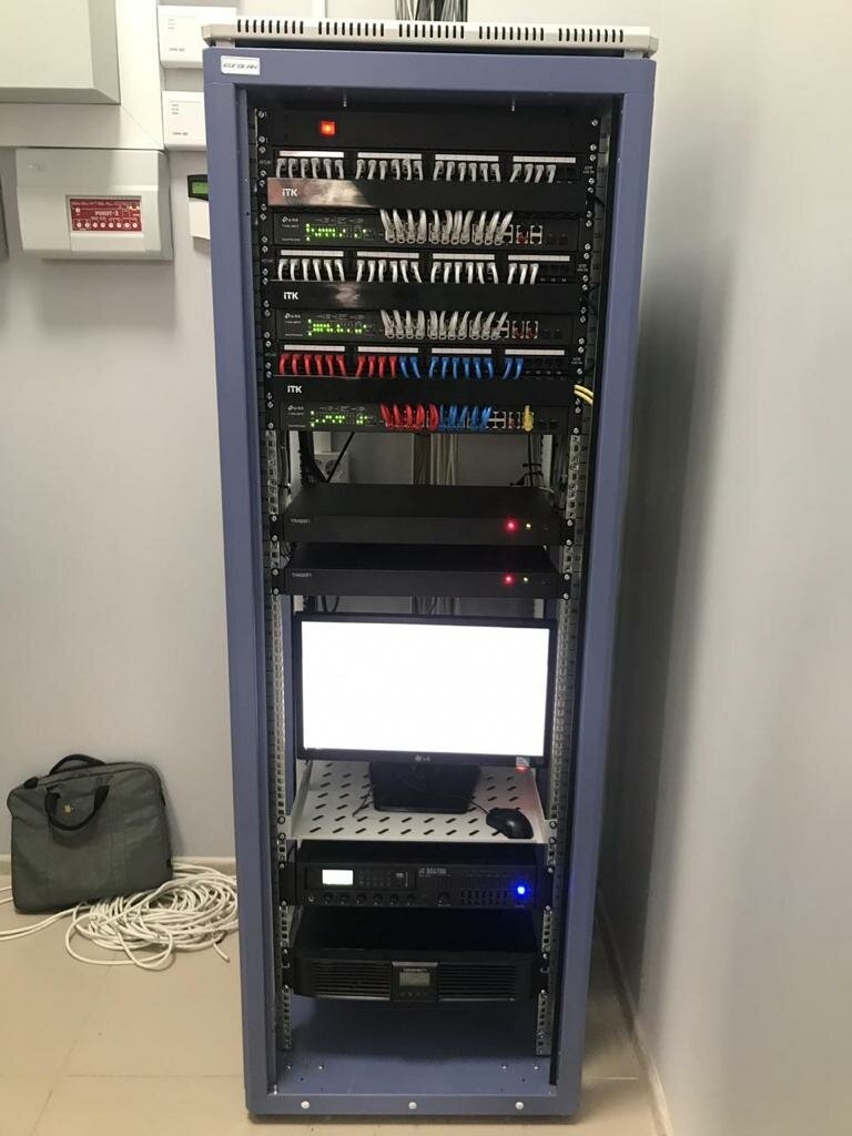 rack сервер, rack серверы в стойке, серверная стойка с серверами, серверный шкаф для видеонаблюдения, домашняя серверная стойка