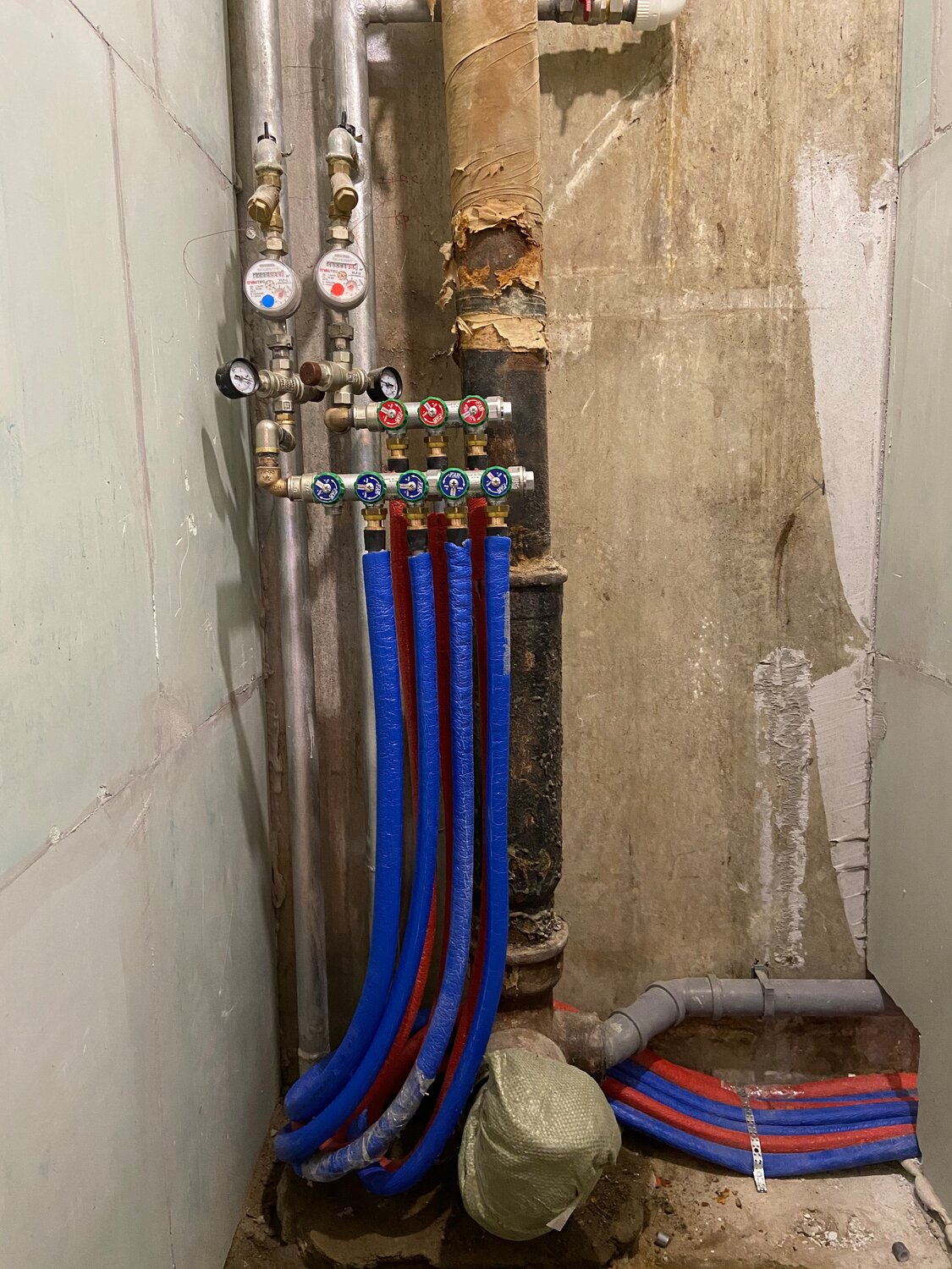 коллекторная разводка труб рехау, коллекторная система отопления рехау, разводка труб водоснабжения рехау, трубы рехау для водоснабжения, разводка труб рехау