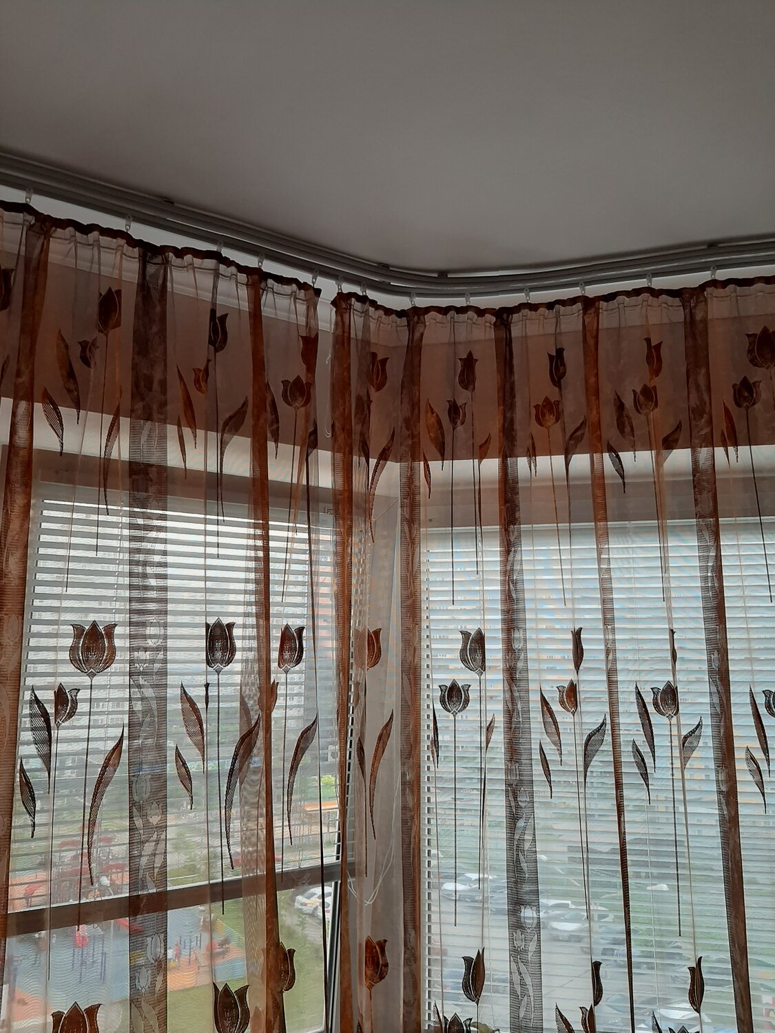 Повесить карниз на потолок
