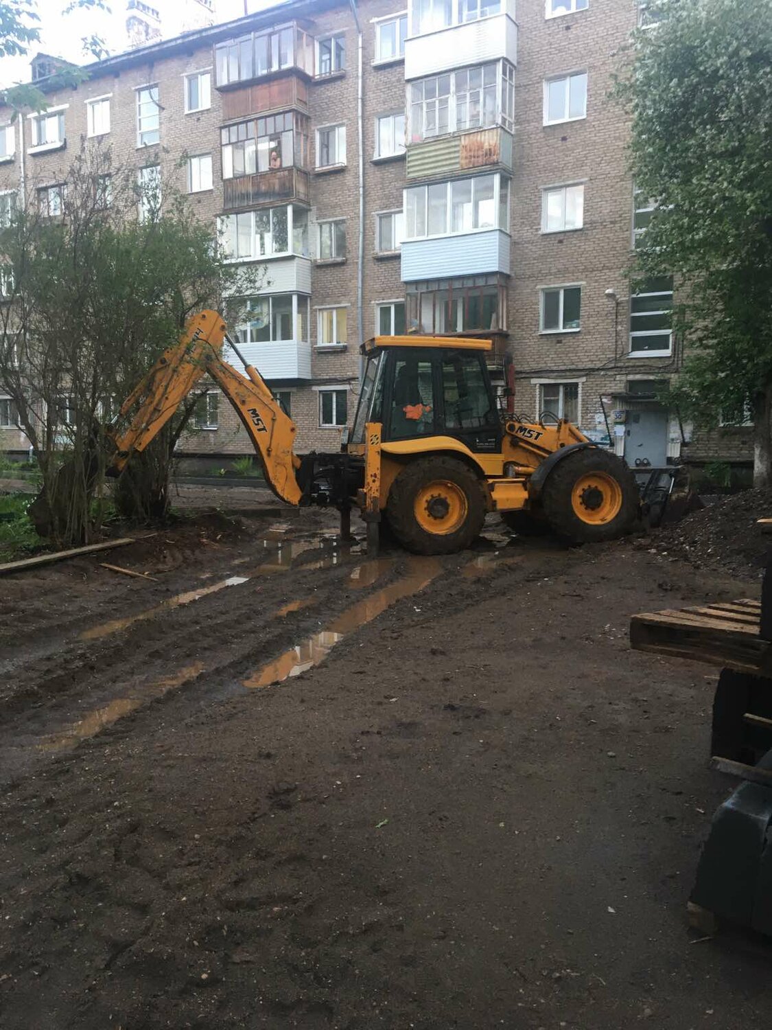 двор, техника для двора, строительная техника во дворе, спецтехника, строительная техника