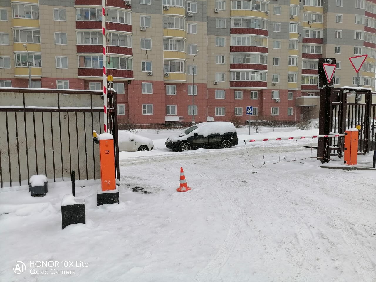 шлагбаумы зимой во дворах домов, шлагбаум во дворе многоэтажки, шлагбаум, улица, люблинская 86 шлагбаум