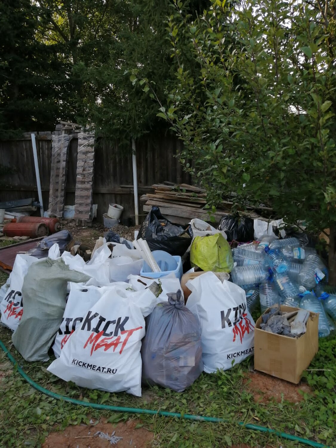 мусор, сбор вторсырья, уборка мусора, уборка мусора на природе, твёрдые бытовые отходы