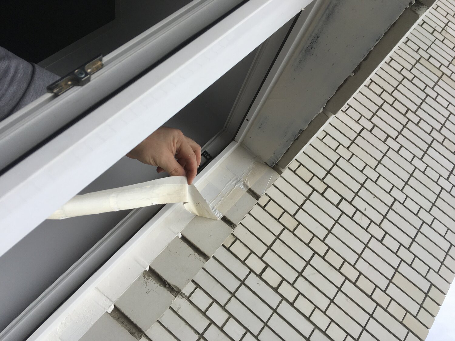 стык отливов на эркерных окнах, metal strip diverting rain from over door, rain gutter sekisui, отлив на штукатурном фасаде, линотерм с водоотливом пластиковое окно
