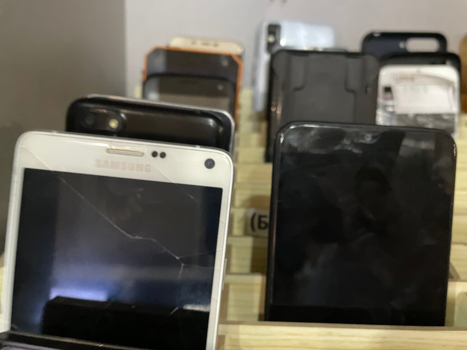 айфон 7 плюс экран, смартфон, просвечивает дисплей honor 7a , телефон не падал, мобильный телефон, телефон