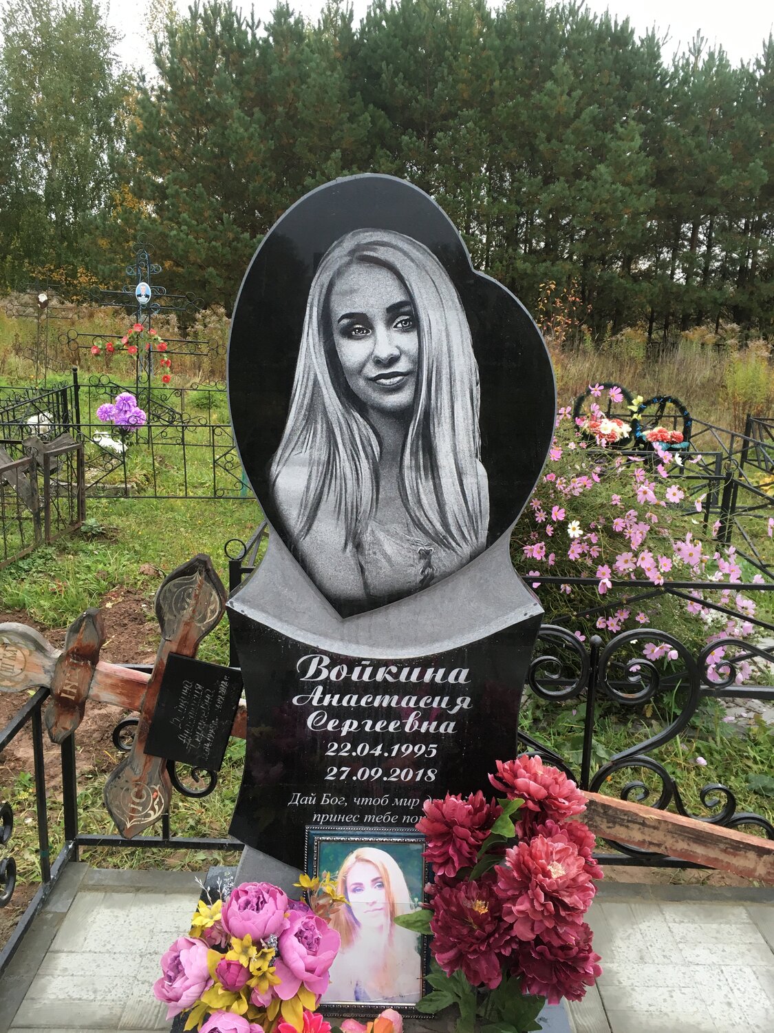 памятник для женщины на могилу, памятник для девочки на могилу, памятники, портрет на памятник, могильные памятники в г.гагарине