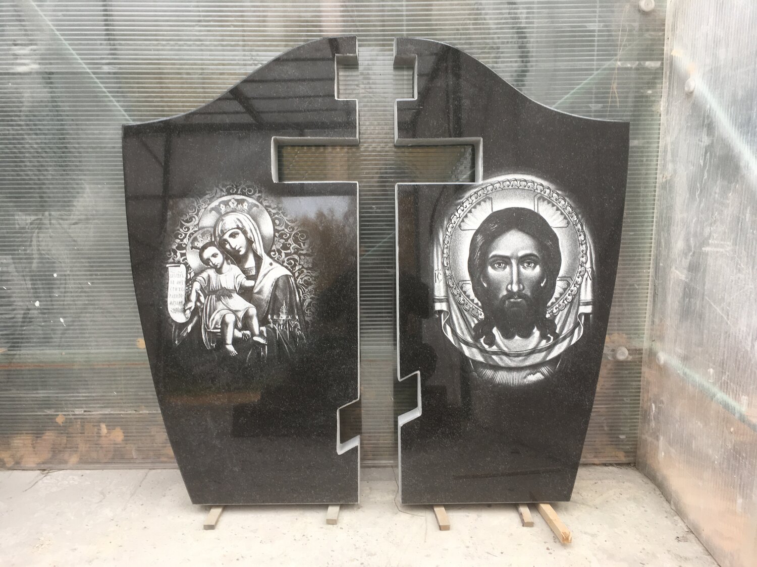 памятник, памятники на могилу с иконой, памятник черный гранит тройной, икона на памятник, портрет на памятник в бишкеке