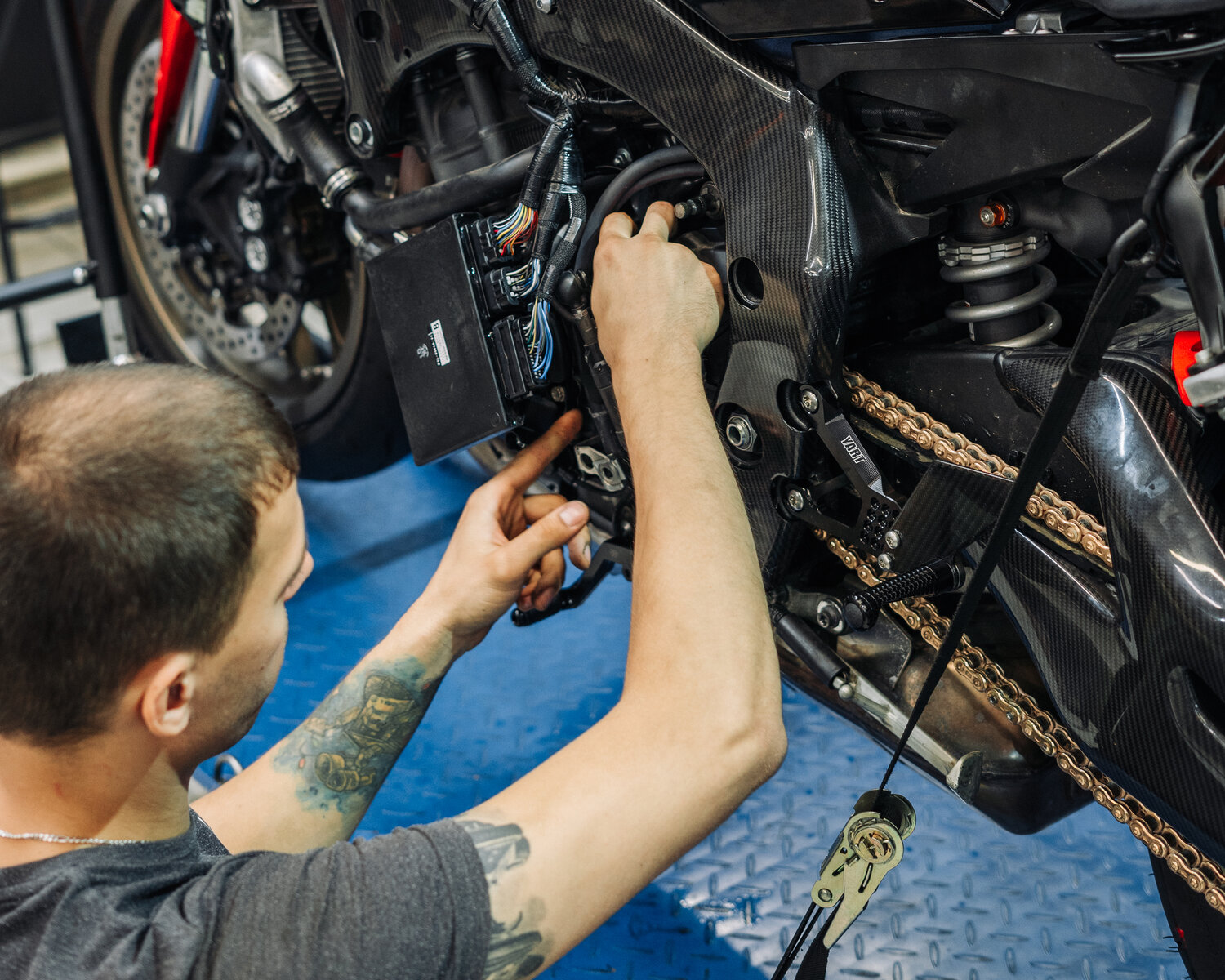 техническое обслуживание мотоцикла, механик мотоциклов обучение, механик мотоциклов фильмы, обслуживание автомобиля, автомеханик