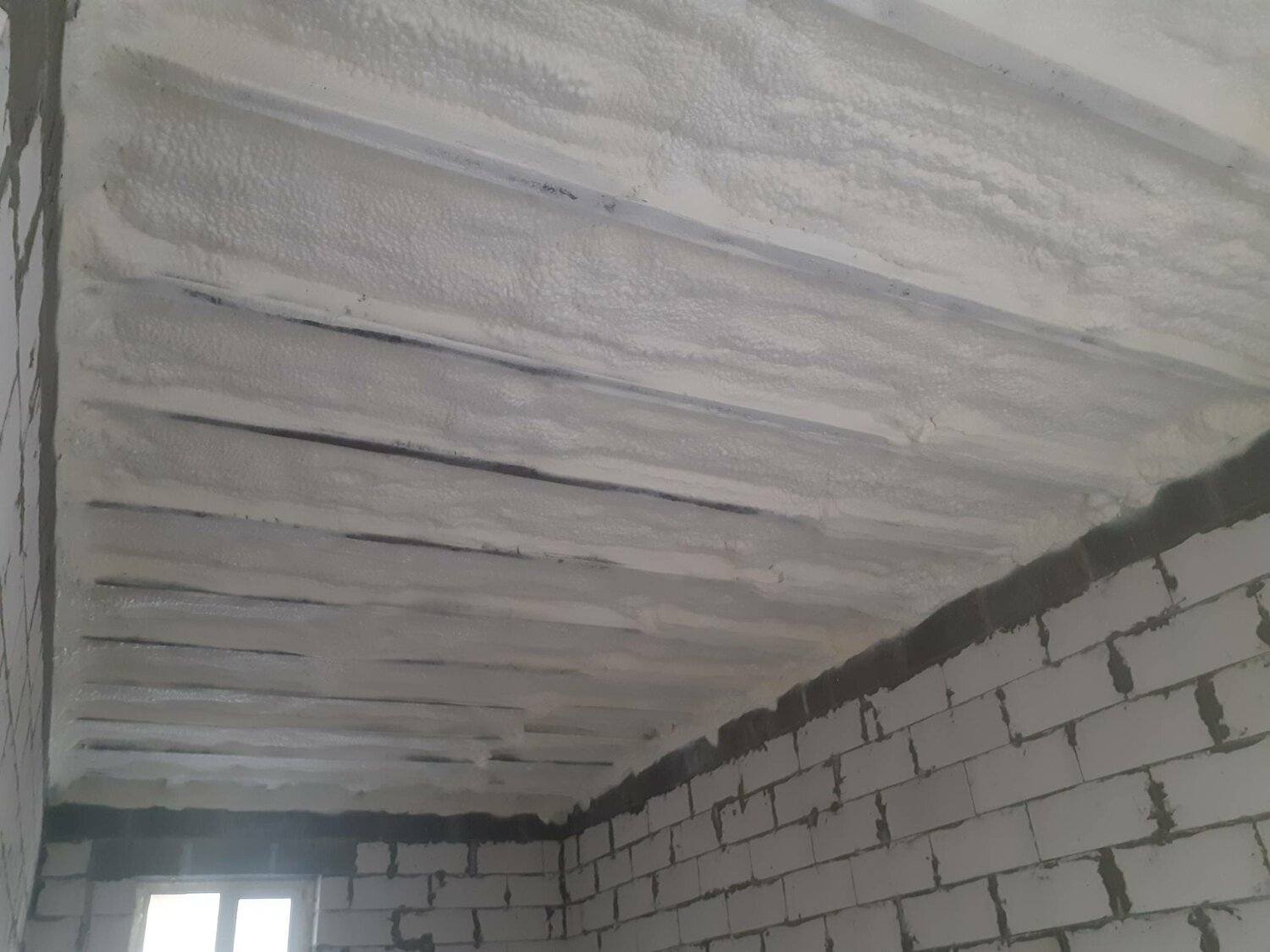 утепленный черновой потолок в частном доме, баня из керамзитобетонных блоков внутри, утепление потолка, теплоизоляция бетонного потолка, утепление потолка в гараже