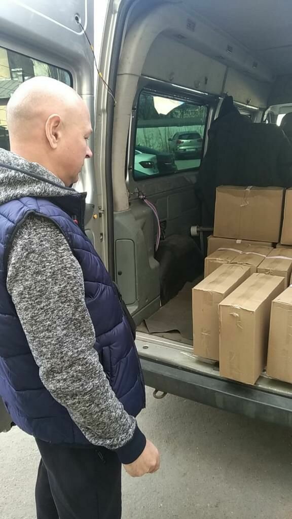 услуги грузчиков, грузчики объявления, погрузка и разгрузка, единый пункт сбора гуманитарной помощи, мужчина