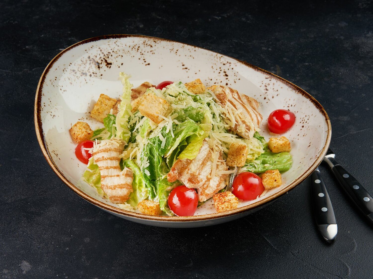 салат цезарь с курицей классический, цезарь с курицей салат, классический салат цезарь, цезарь с курицей, салат цезарь