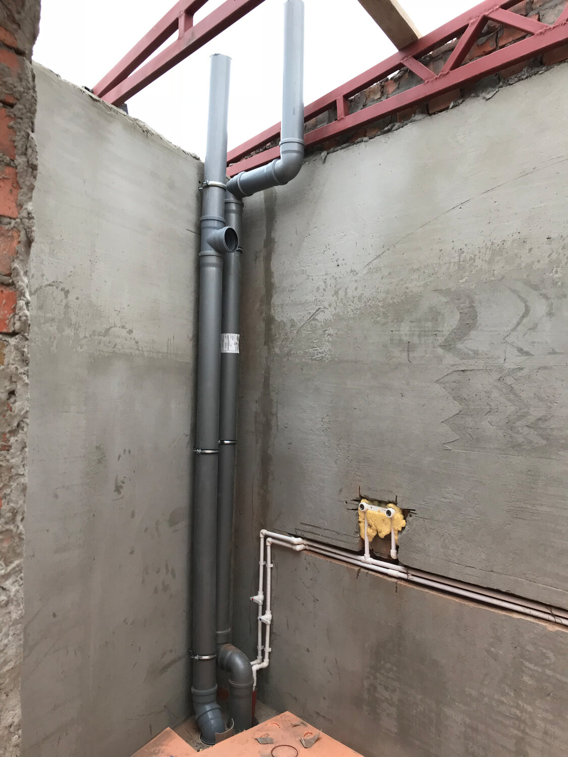 разводка газовой трубы внутри дома, компенсатор гвс, канализация, разводка труб канализации, водопровод