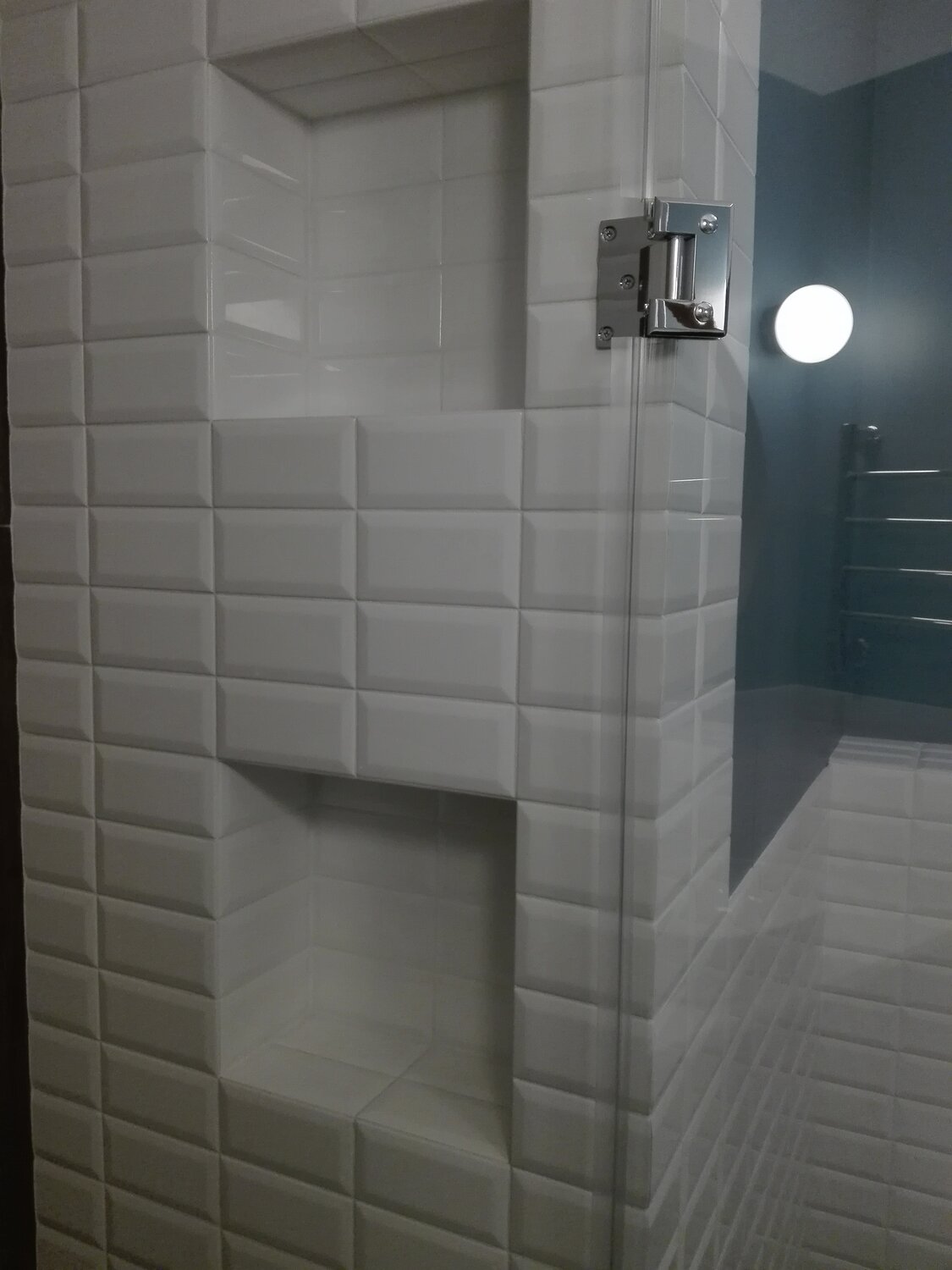 скрытый люк кабанчик, люк невидимка кабанчик, люк скрытый ревизионный на плитку кабанчик, белая плитка с белой затиркой, короб выложить плиткой