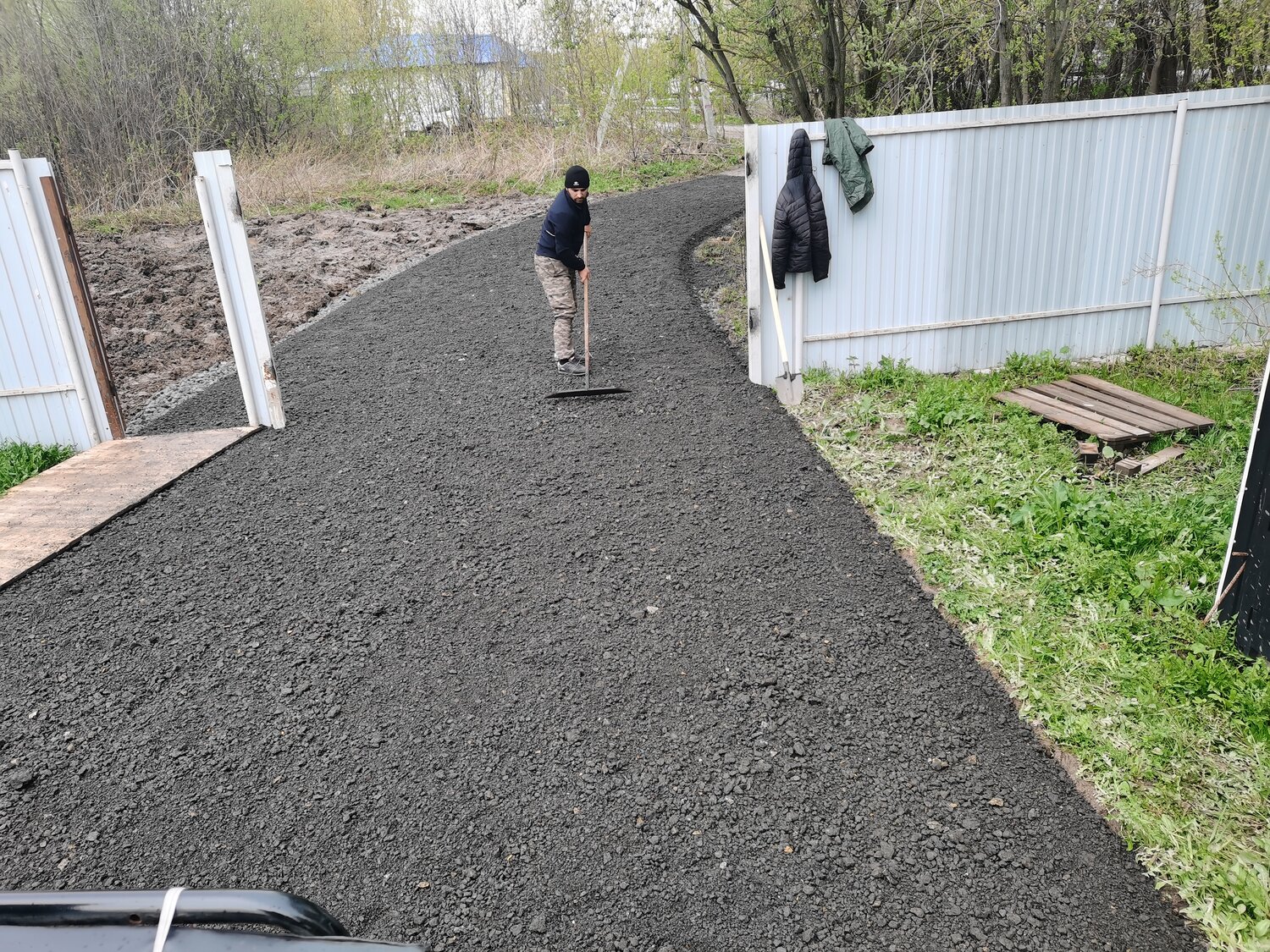 покрытие из асфальтовой крошки, садовые дорожки из гранитного отсева, парковка из асфальтовой крошки, дорожки из щебня на даче, асфальтная крошка