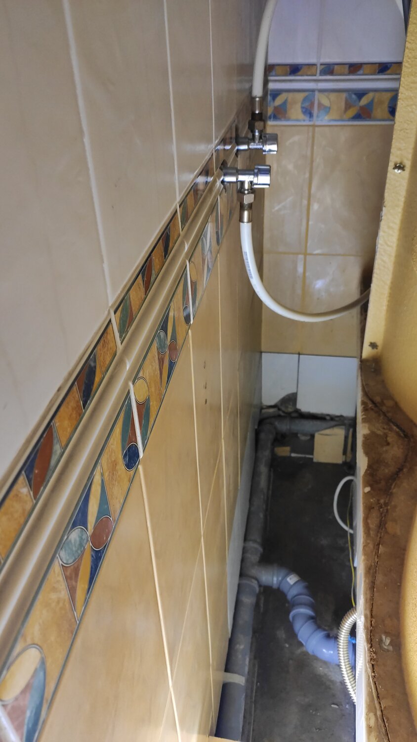 подвод и слив для стиральной машины, подводка воды к смесителю душевой кабины, подводка труб к душевой кабине, коммуникации для подключения стиральной машины, разводка для подключения стиральной машины