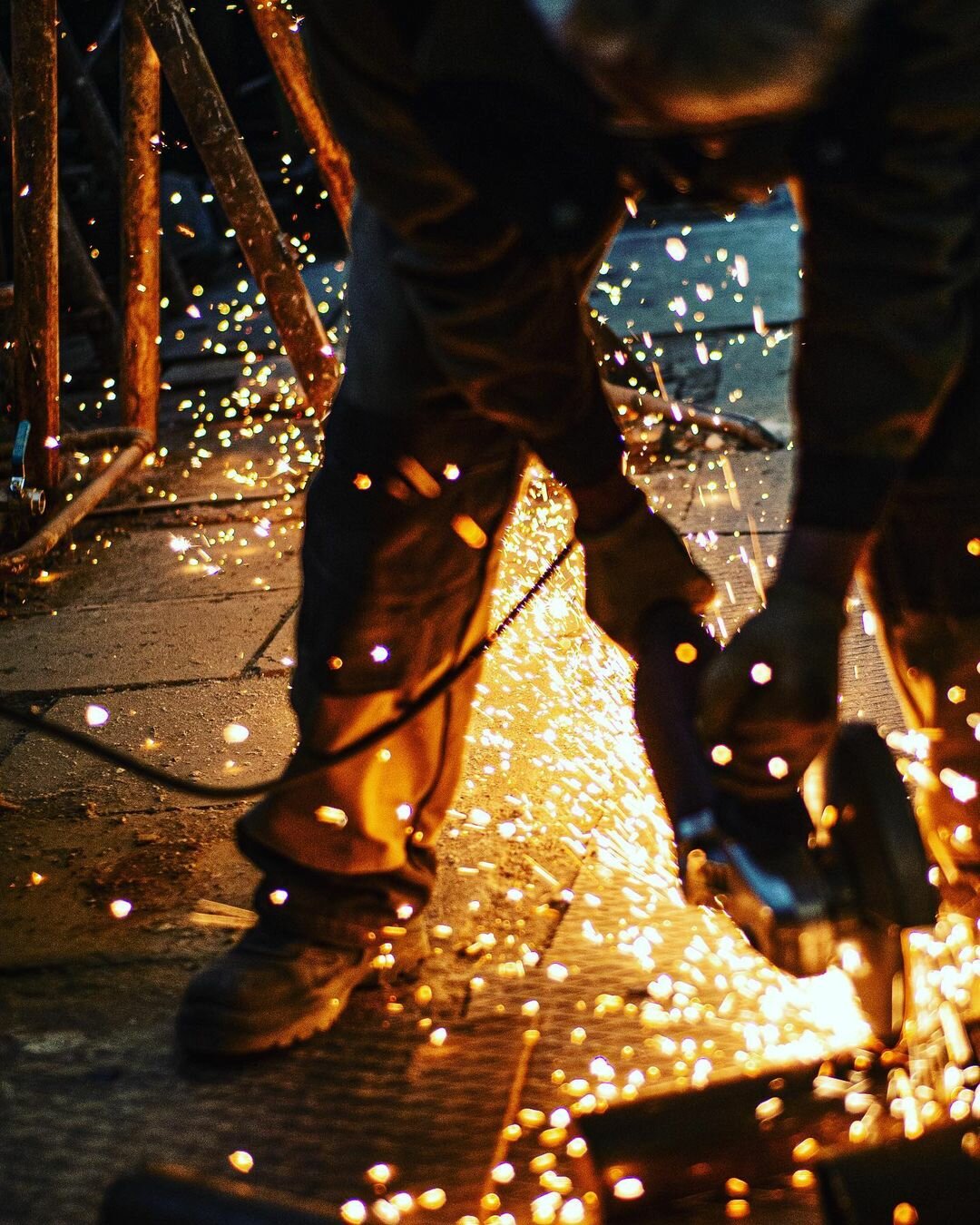 в темноте, темное изображение, люди, фотографии, steel worker