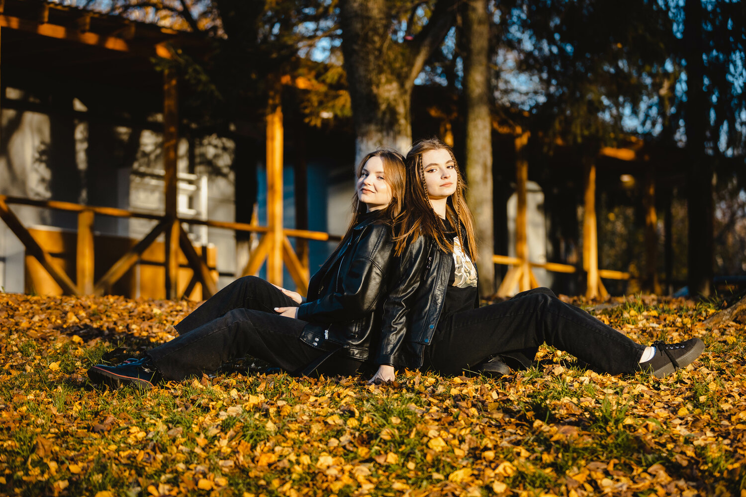 фотосессия прогулка в парке, мужчина осенью в парке, девушка в парке осенью собирает листья, девушка в осеннем лесу, волшебная осень красивая в парке