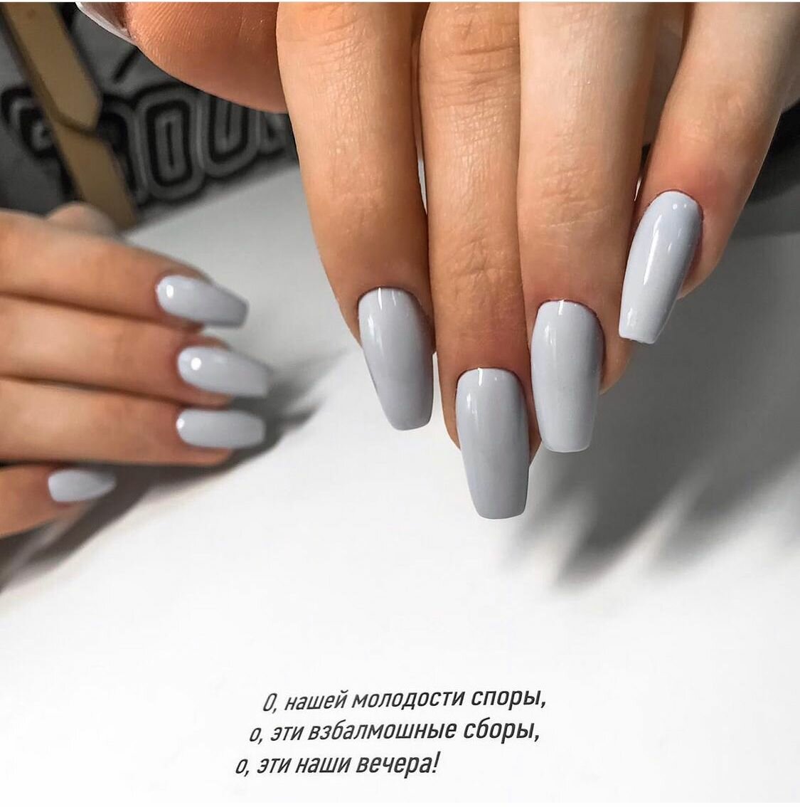 маникюр серый с белым, белый маникюр на квадратные ногти, ногти, жемчужный маникюр, серый маникюр с дизайном