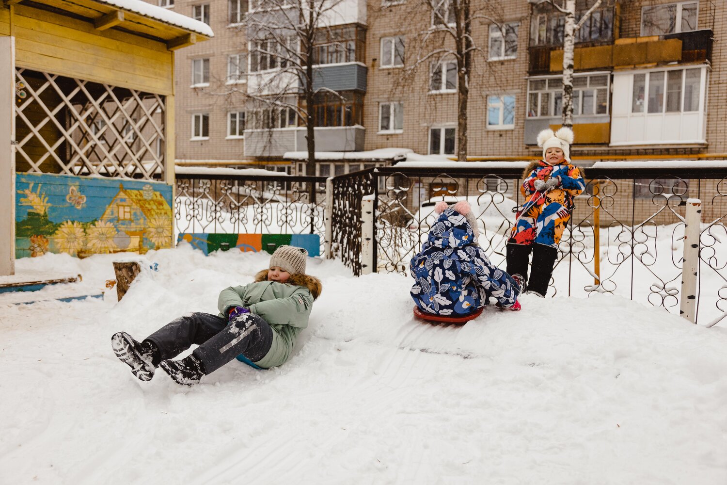 снежки во дворе, снег во дворе, детский сад, зимние забавы для детей, зимние развлечения