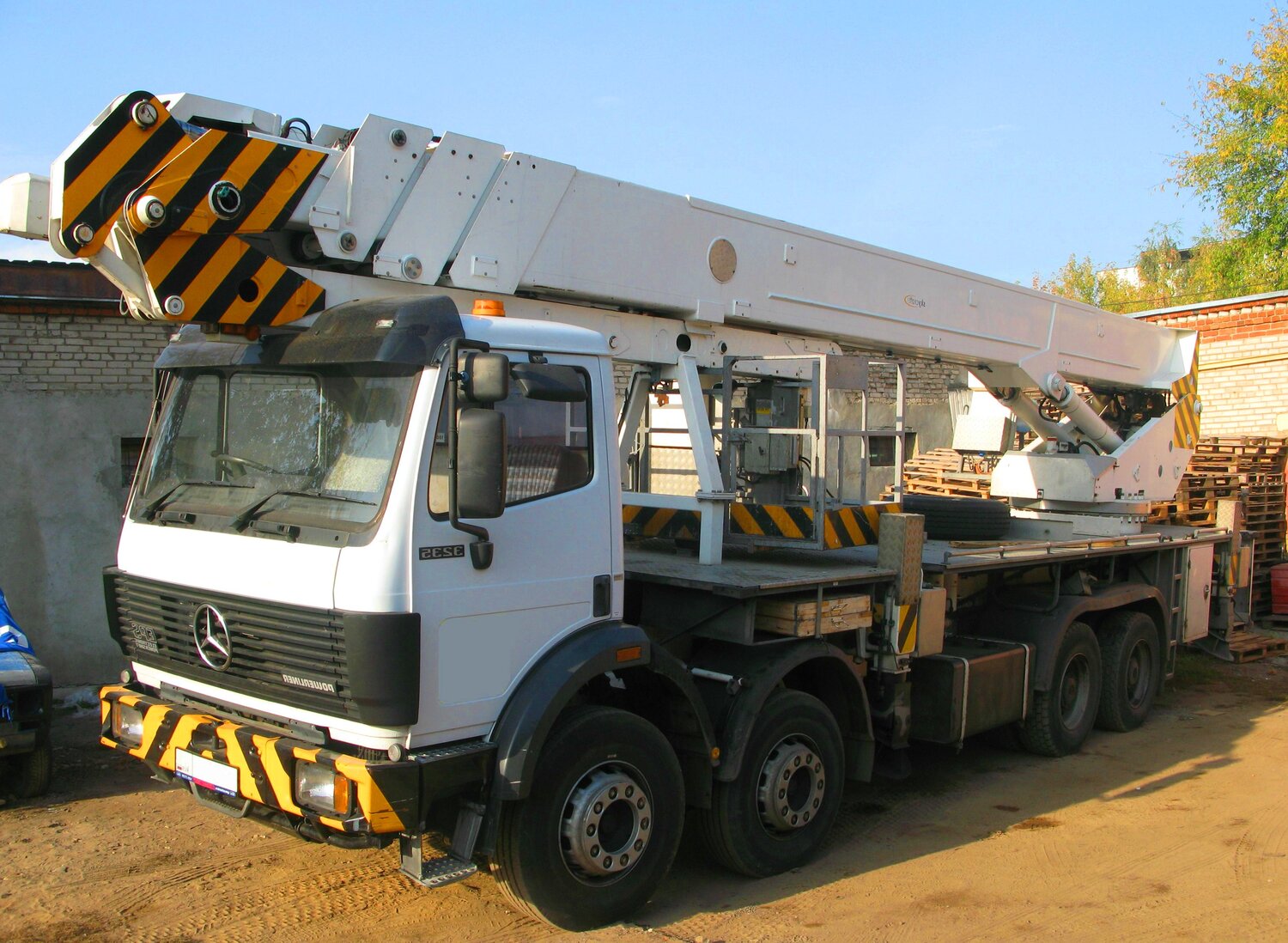 bronto skylift 40-2t2, автовышка ман, автовышка камаз 28 метров, спецтехника автовышка, аренда автовышки