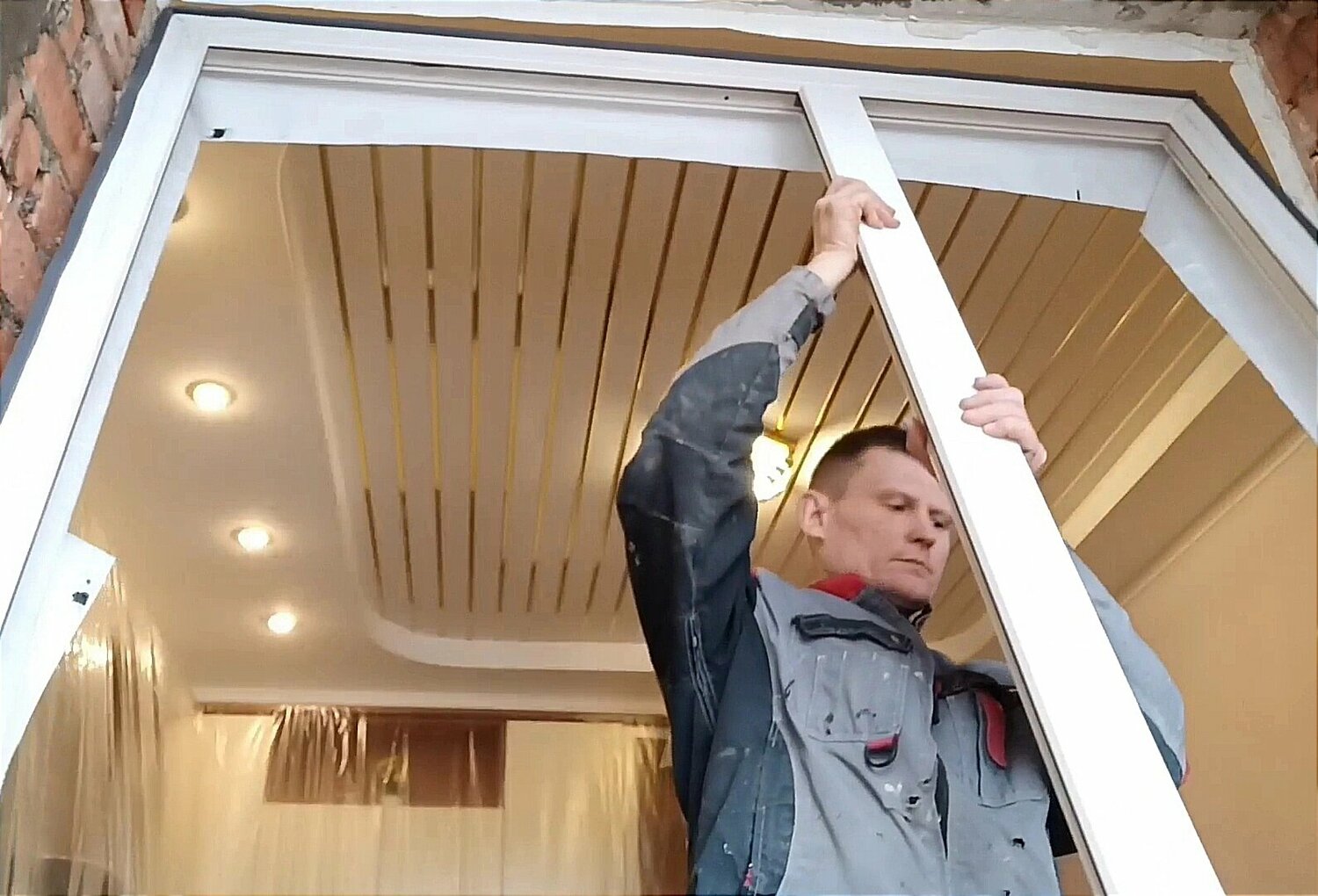 монтаж пластиковых панелей на потолок, пластиковая вагонка на потолок, монтаж панелей пвх на потолок на балконе, монтаж потолочных панелей, монтаж пластиковых панелей