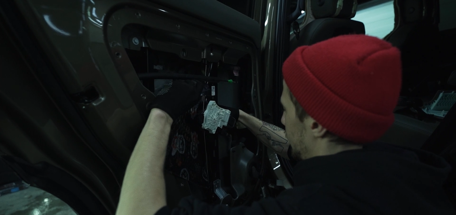 автомобиль, авто, доводчик передней водительской двери бмв х5 f10, снятие дверных карт порше кайен, дверь автомобиля