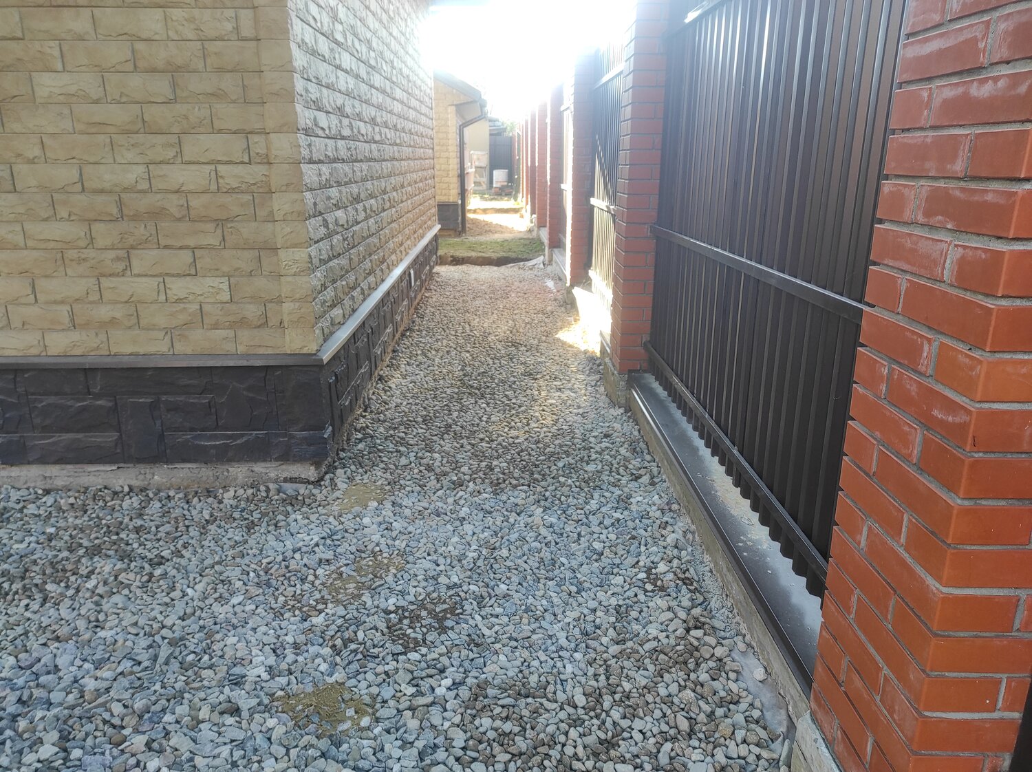 отмостка щебнем, отмостка газон, отмостка вокруг дома из щебня, отмостка дома, отмостка