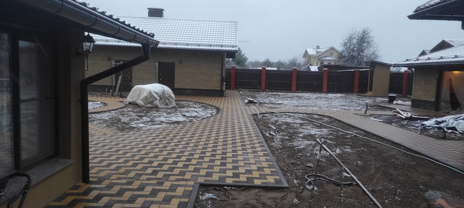 укладка тротуарной плитки, тротуарная плитка, укладка брусчатки, тротуарная плитка в частном доме, тротуарная плитка перед домом