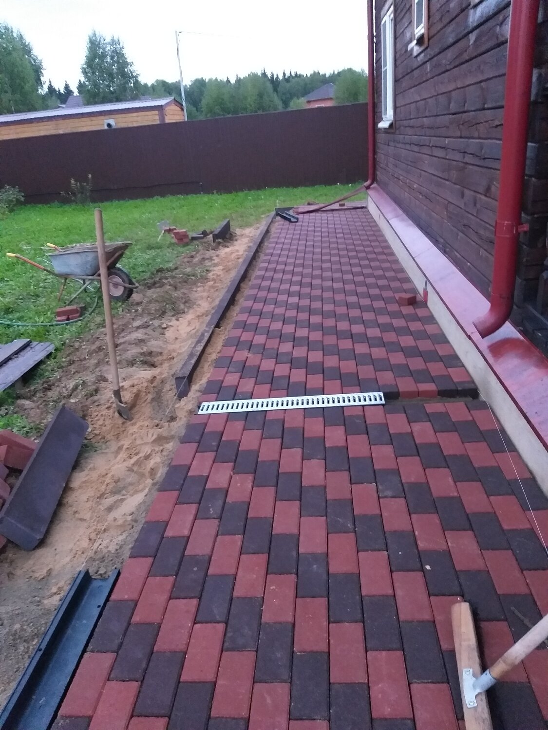 укладка тротуарной плитки, укладка брусчатки, плитка вокруг дома, тротуарная плитка вокруг дома, отмостка вокруг дома из тротуарной плитки