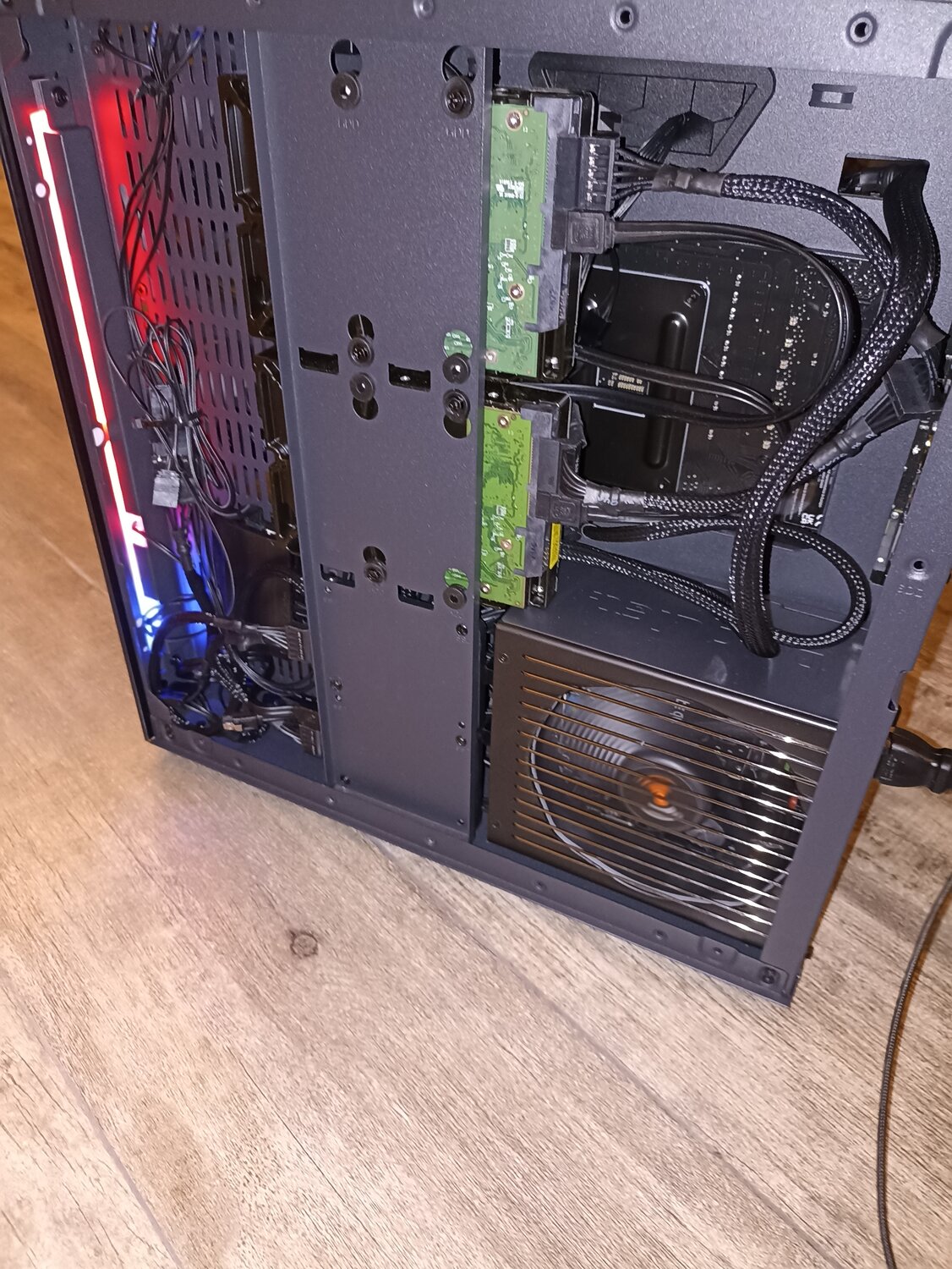 компьютерный корпус, системный блок, задняя сторона корпуса nzxt h200, игровой комп, компьютер сборка