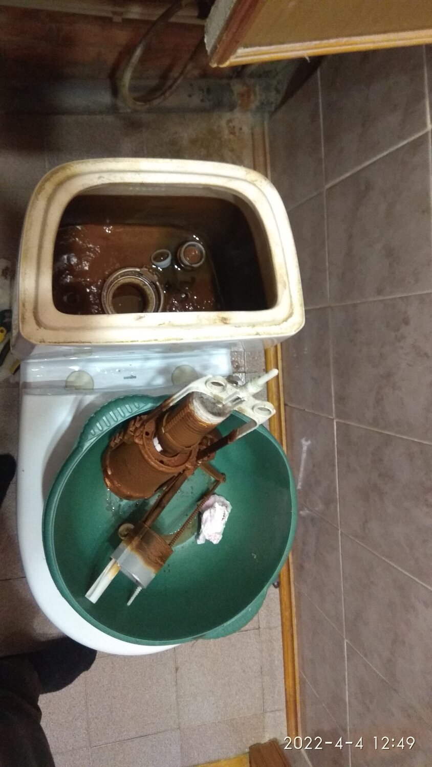 старый сливной бачок, старый сливной бачок внутри, сливной бачок ссср, сливной бачок, сливной бачок унитаза