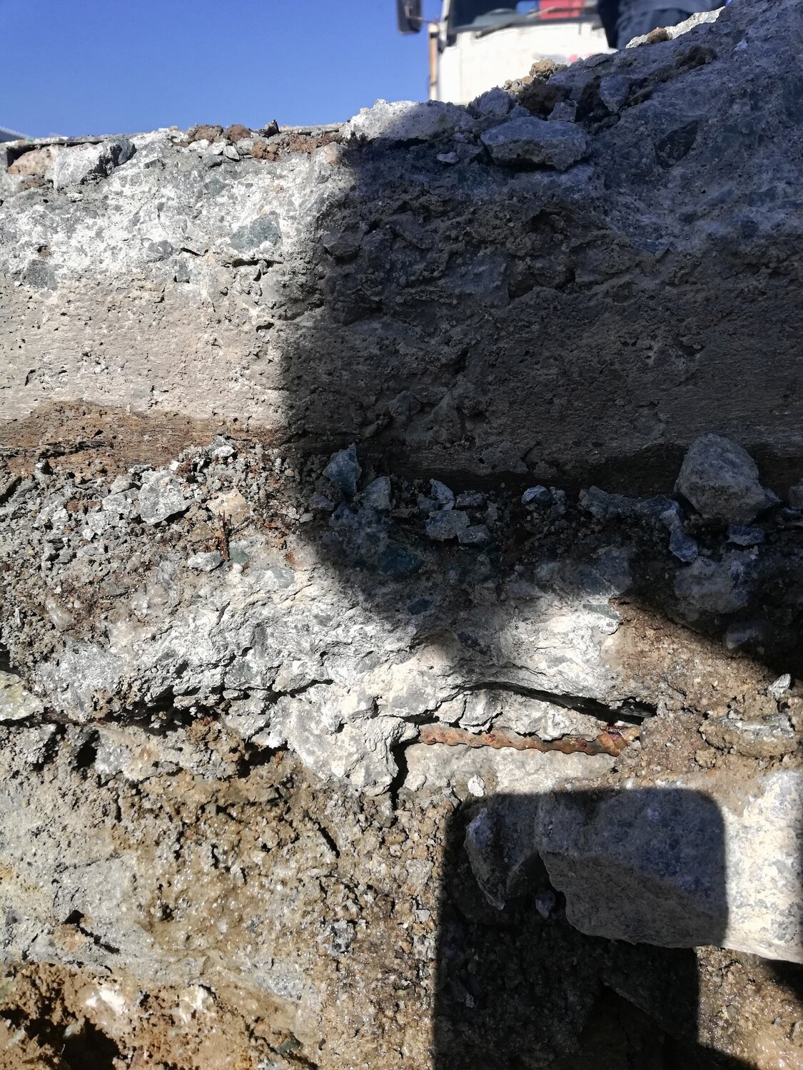 камень природный, бетон блок разрушенный, текстура камня, в горах, месторождения голубой глины