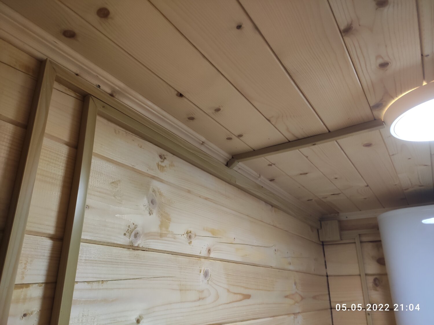 электропроводка в деревянном доме в кабель канале, вагонка штиль 110 мм на потолке, электрика в коробах в каркасном доме, проводка в деревянном доме, электропроводка в деревянном доме