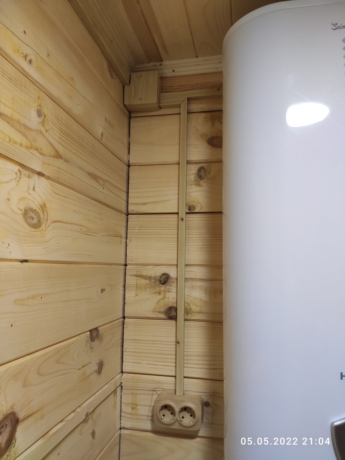 наружная электропроводка в деревянном доме, наружная проводка в деревянном доме, наружная электрика в деревянном доме, имитация бруса, стык бревна и вагонки